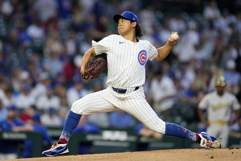 El abridor de los Cachorros de Chicago Shota Imanaga lanza en la primera entrada ante los Atléticos de Oakland el lunes 16 de agosto del 2024. (AP Foto/Charles Rex Arbogast)