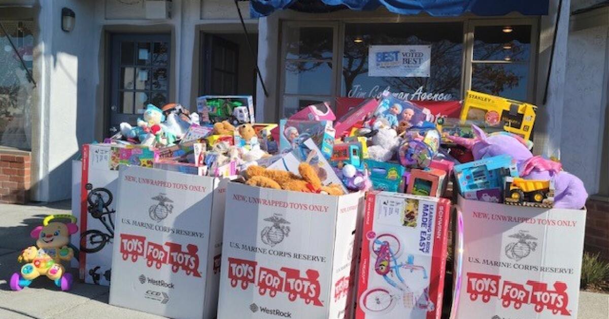Jim Coleman State Farm Insurance Agency à Del Mar, une station de dépôt pour la campagne « Toys for Tots »