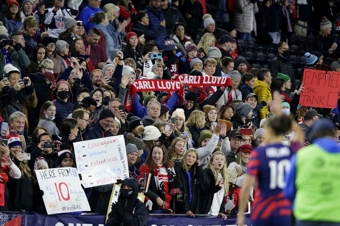 L'attaquante américaine Carli Lloyd salue les fans après un match amical contre la Corée du Sud.