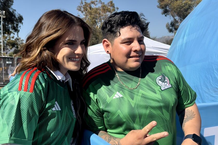 Karla Souza compartió con sus fans durante la antesal al partido amistoso entre las selecciones de México y Perú en el Rose Bowl de Pasadena.