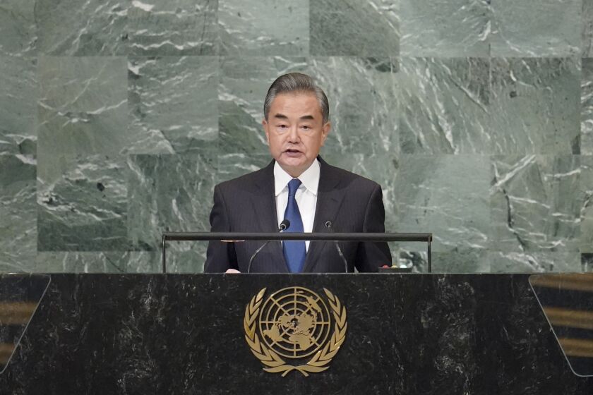 El ministro de Relaciones Exteriores de China, Wang Yi, habla ante la 77ma Asamblea General de la ONU el 24 de septiembre del 2022 en Nueva York. (AP Foto/Mary Altaffer)