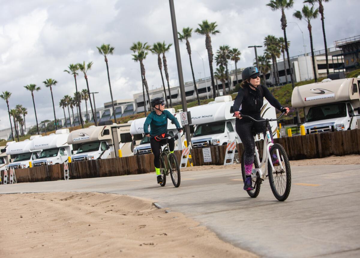 Los Ángeles, CA., 15 de marzo de 2020: El condado de Los Ángeles utiliza el Dockweiler Beach RV Park y muchos otros sitios en toda la región para albergar temporalmente a personas a quienes el Departamento de Salud Pública les ha ordenado aislarse o ponerse en cuarentena debido al nuevo coronavirus (COVID-19). (Jason Armond / Los Angeles Times)