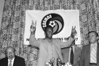 ARCHIVO - Pelé, del Cosmos de Nueva York, saluda en una conferencia de prensa, el 29 de septiembre de 1977 (AP Foto/Ira Schwarz, archivo)