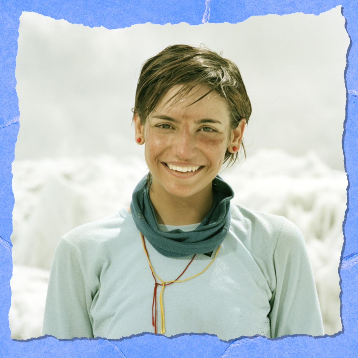 Primer plano de una mujer sonriente sobre un fondo de nieve.