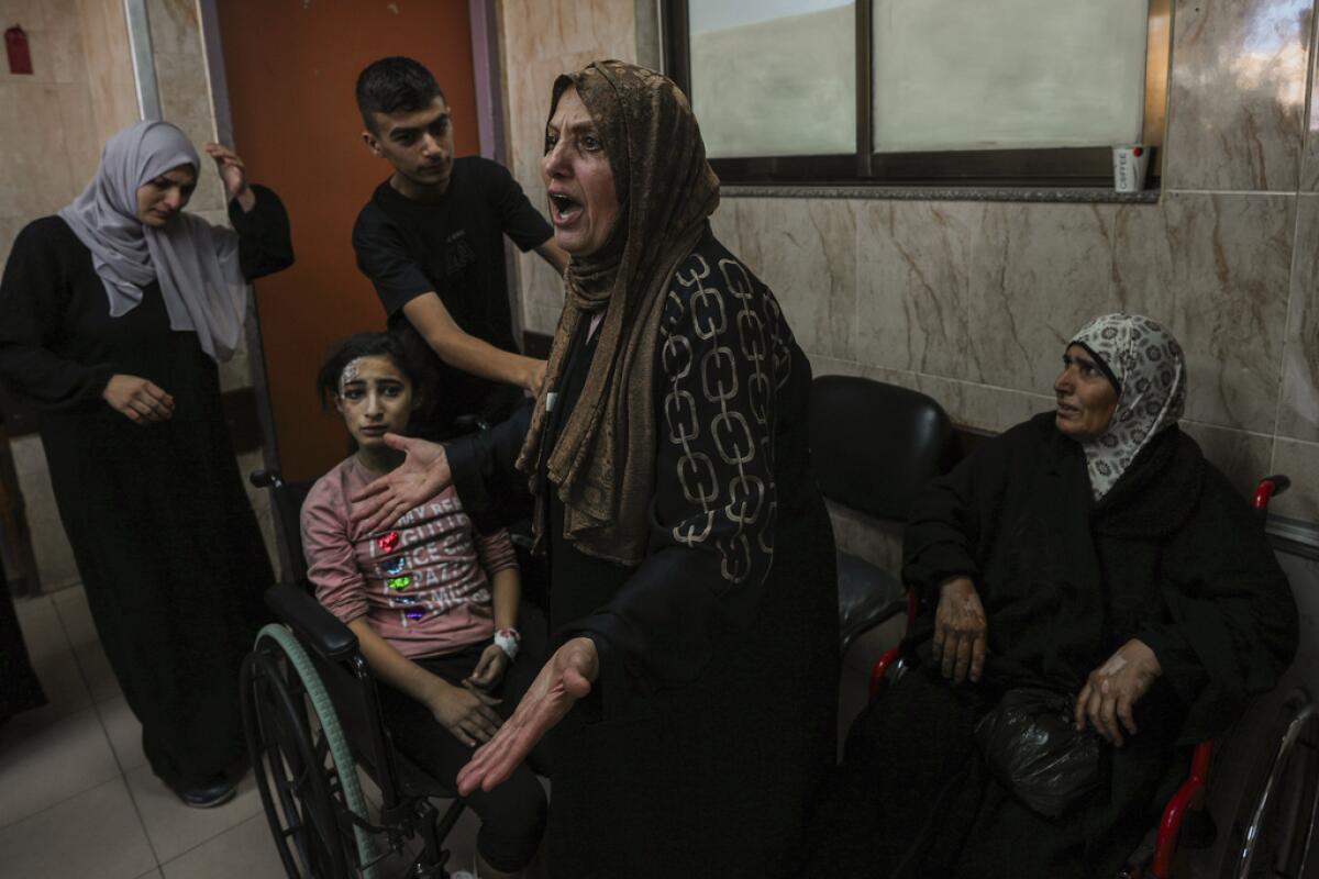 Una mujer palestina reacciona