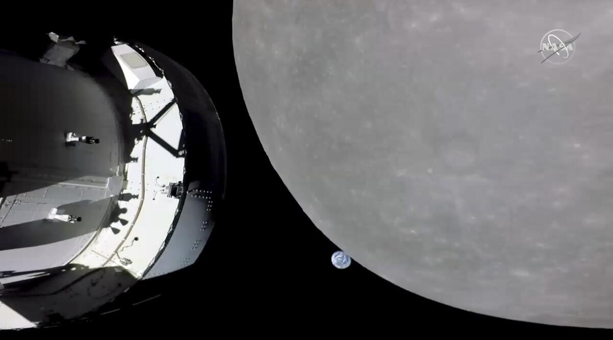 Esta imagen tomada del canal de la NASA muestra la cápsula Orion, acercándose a la Luna