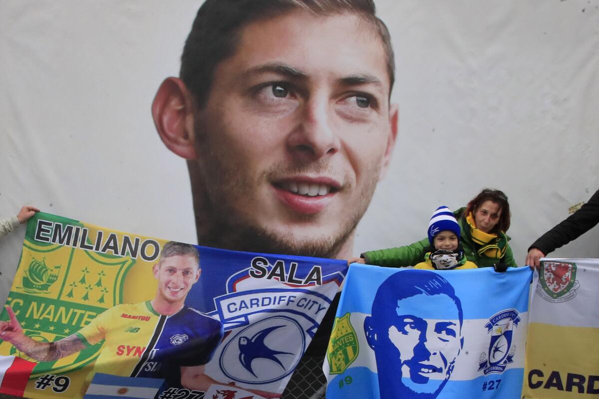 ARCHIVO - Aficionados del Cardiff se reúnen para rendir homenaje al delantero argentino Emiliano Sala