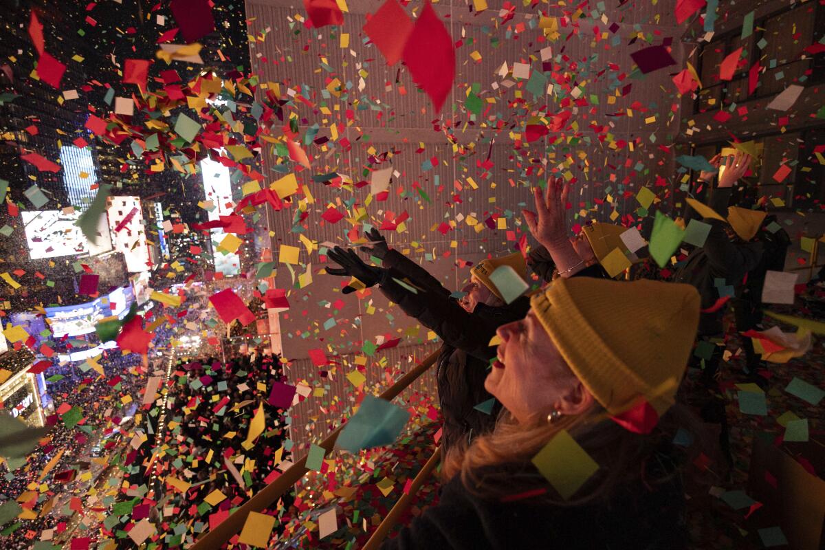 Voluntarios de Times Square Alliance arrojan confeti segundos después del inicio del año nuevo 