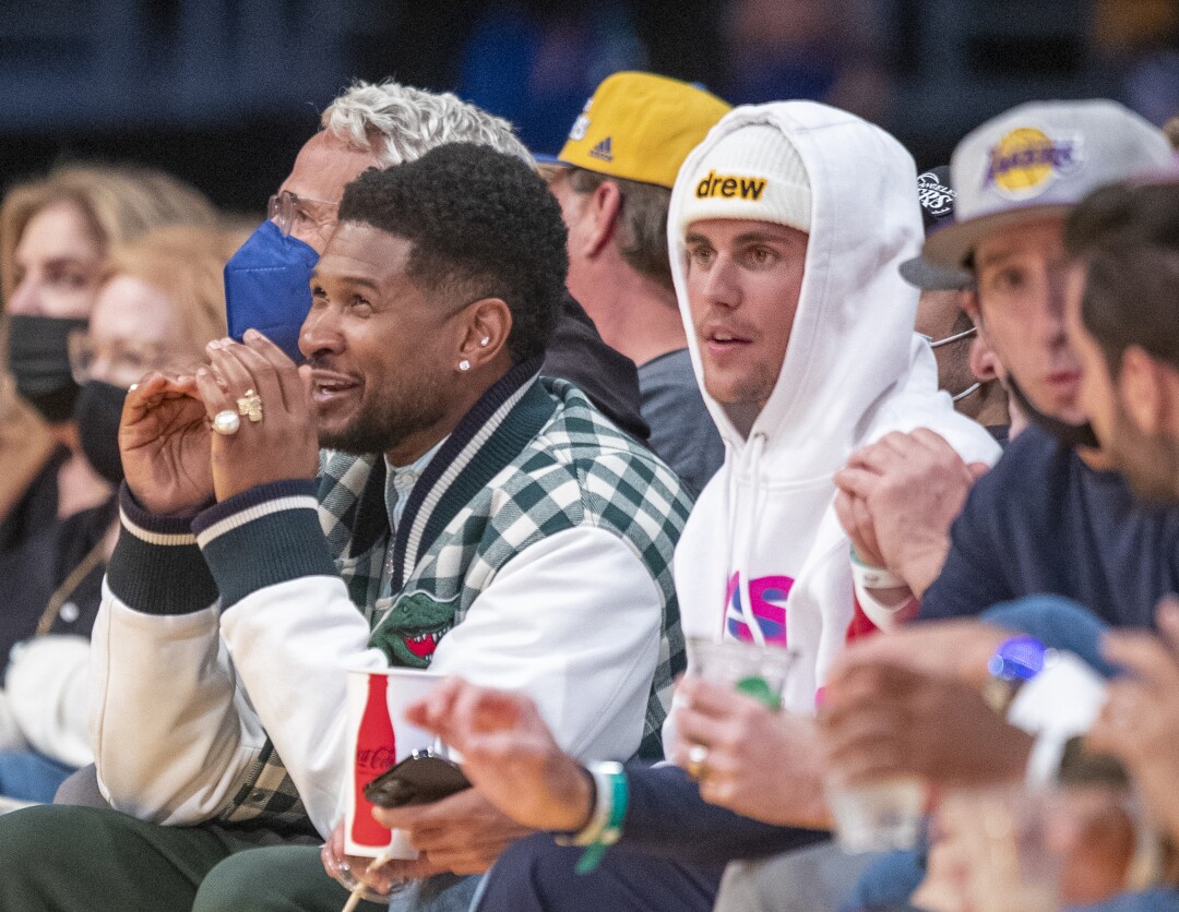 Usher et Justin Bieber dans la foule au Staples Center