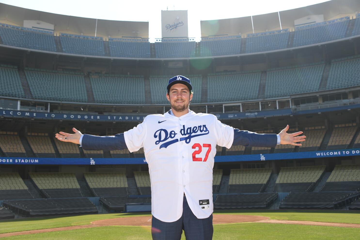 Dodgers Video: Clayton Kershaw Works Out In Rain During Charity