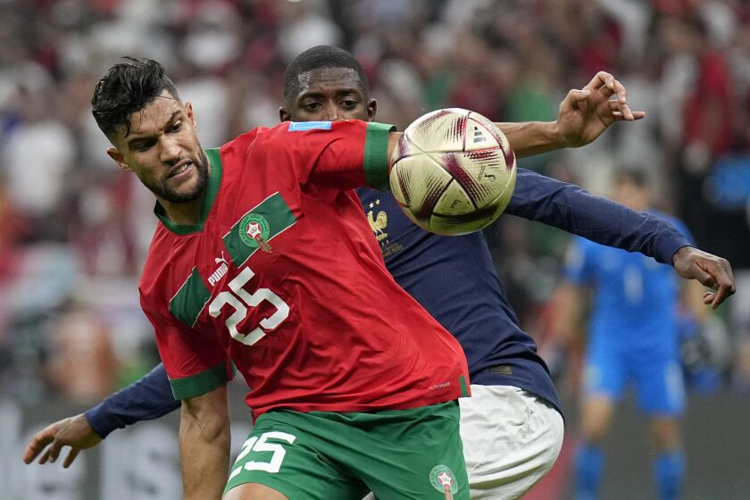 ARCHIVO - Ousmane Dembélé, de Francia, disputa un balón ante Yahia Attiyat Allah, de Marruecos, durante la semifinal de la Copa del Mundo en Jor, Qatar, el 14 de diciembre de 2022 (AP Foto/Martin Meissner, archivo)