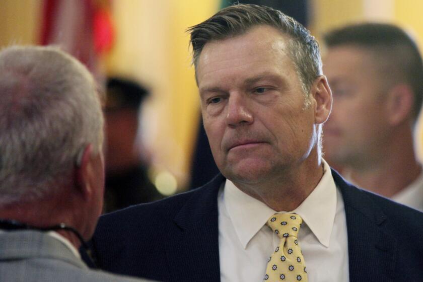 ARCHIVO - El fiscal general de Kansas, Kris Kobach, participa en una ceremonia en honor de policías caídos en el cumplimiento del deber, el viernes 3 de mayo de 2024, en la legislatura estatal, en Topeka, Kansas. (AP Foto/John Hanna, archivo)