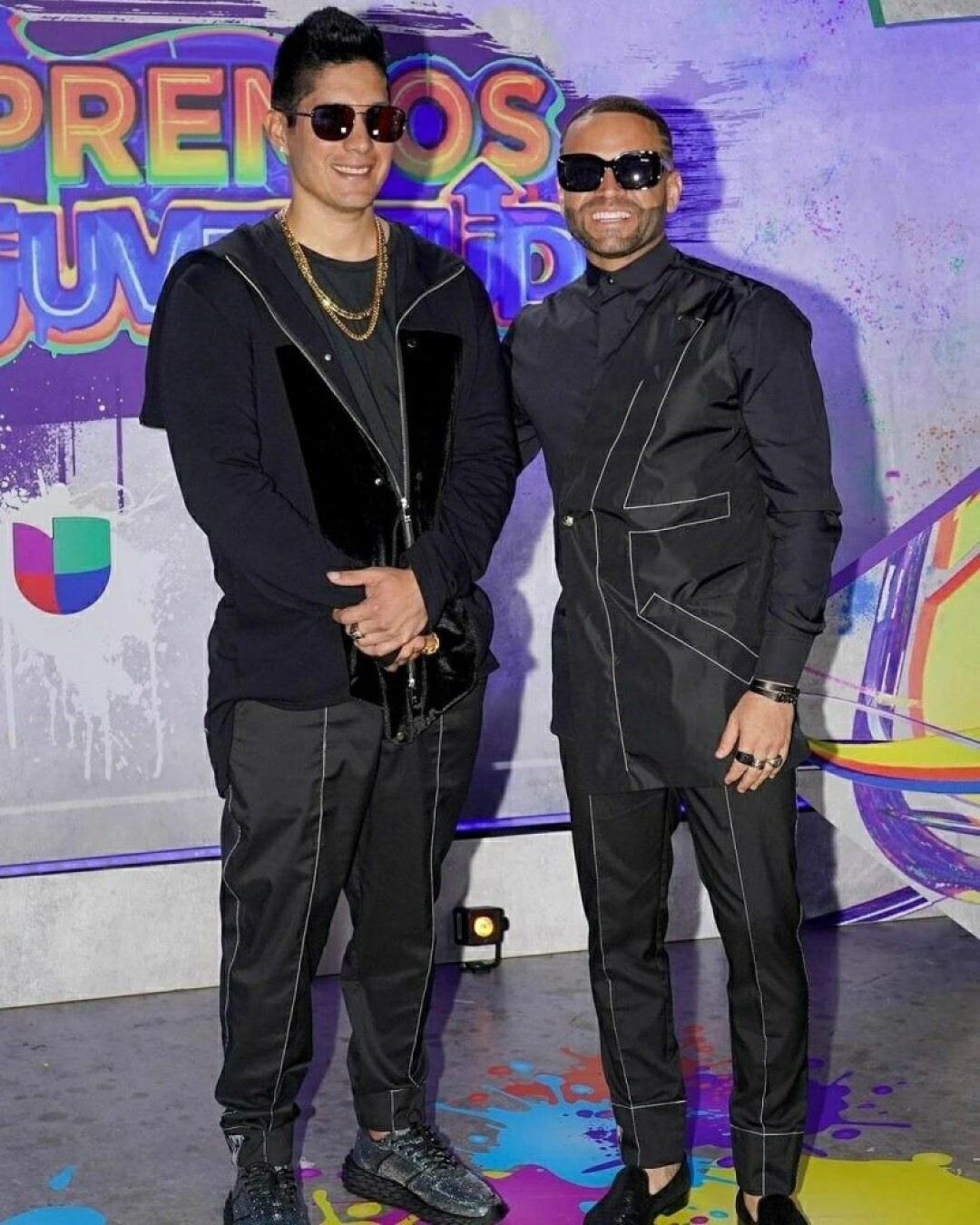 Chino y Nacho durante su paso por la alfombra de Premios Juventud 2021.