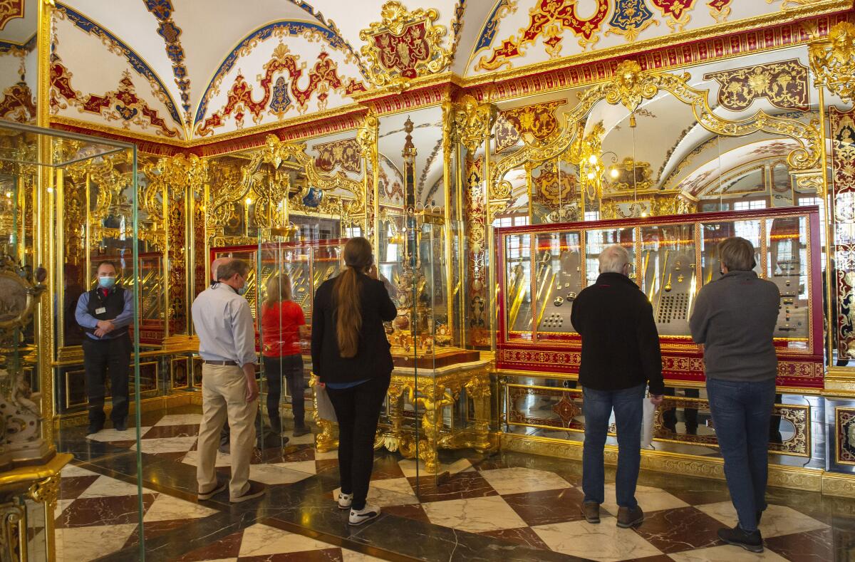 ARCHIVO - Visitantes admiran piezas en la Sala de las Joyas durante la reapertura del Museo Green Vault de Dresden, Alemania