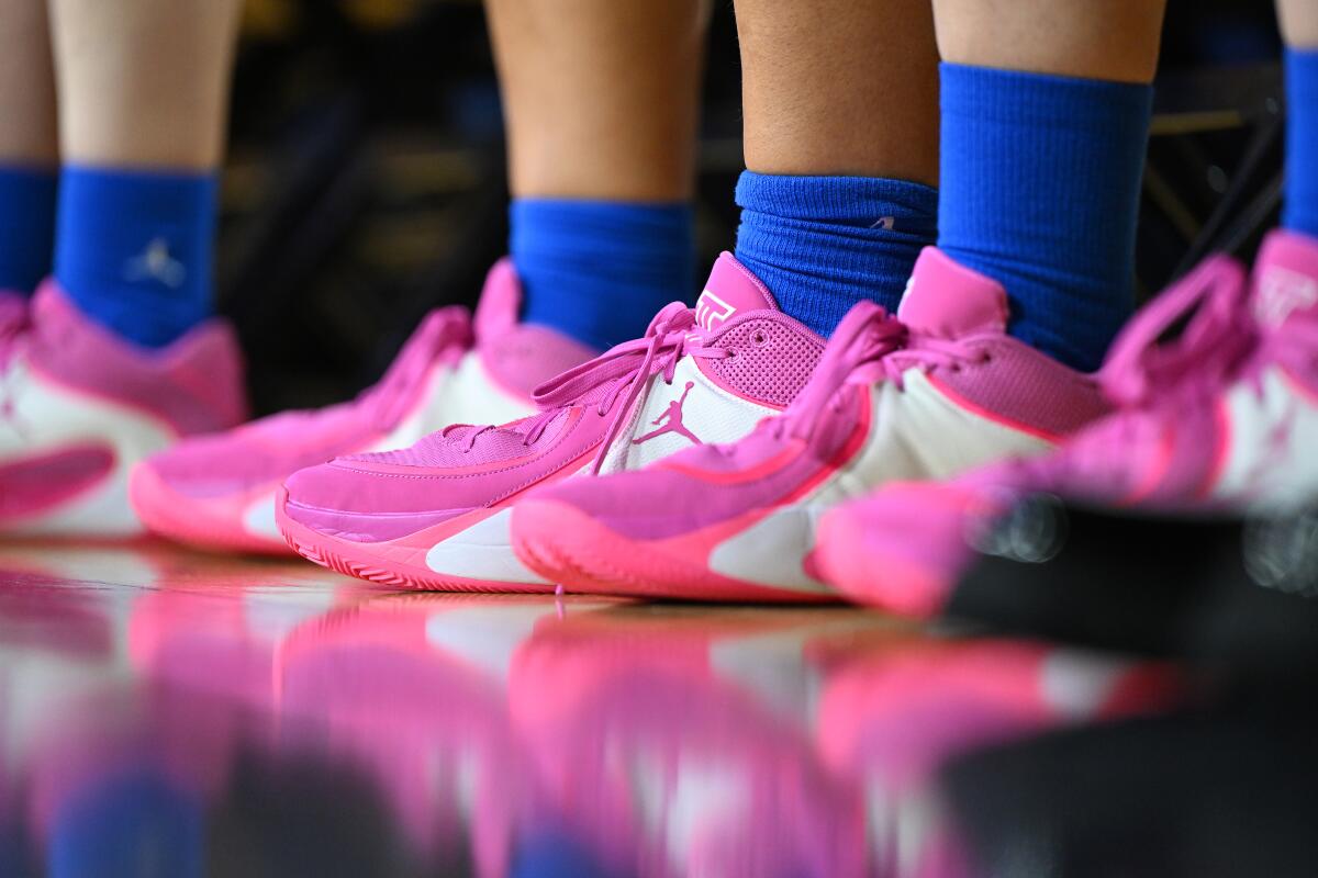 লরেন বেটসের 16 পয়েন্ট এবং 16 রিবাউন্ড ছিল কারণ 2 নং UCLA 8 নং মিশিগানকে পরাজিত করেছে লরেন বেটসের 16 পয়েন্ট এবং 16 রিবাউন্ড ছিল কারণ 2 নং UCLA 8 নং মিশিগানকে পরাজিত করেছে