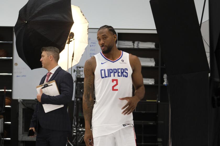 KClippers forward Kawhi Leonard gets ready to pose for photos during media day on Sept. 29, 2019.