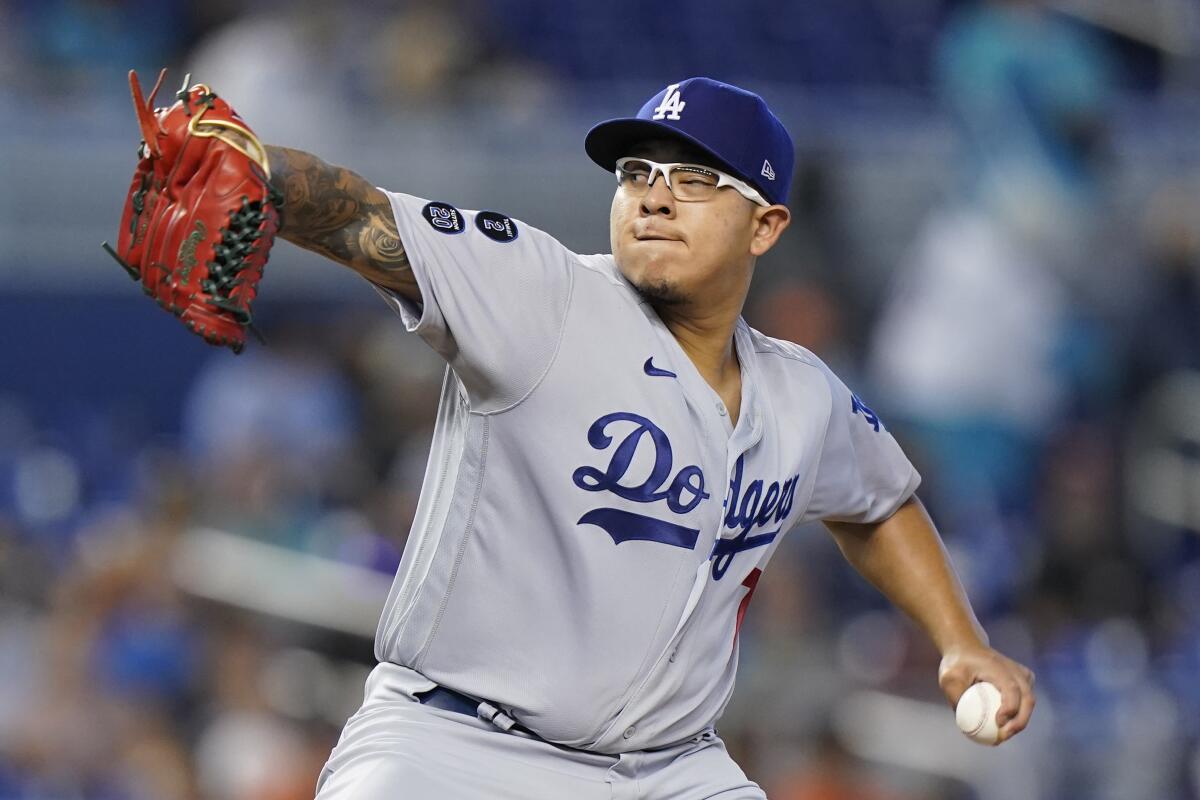 Julio Urías en acción durante el primer inning de un juego que los Dodgers ganaron 6-1 a los Marlins.