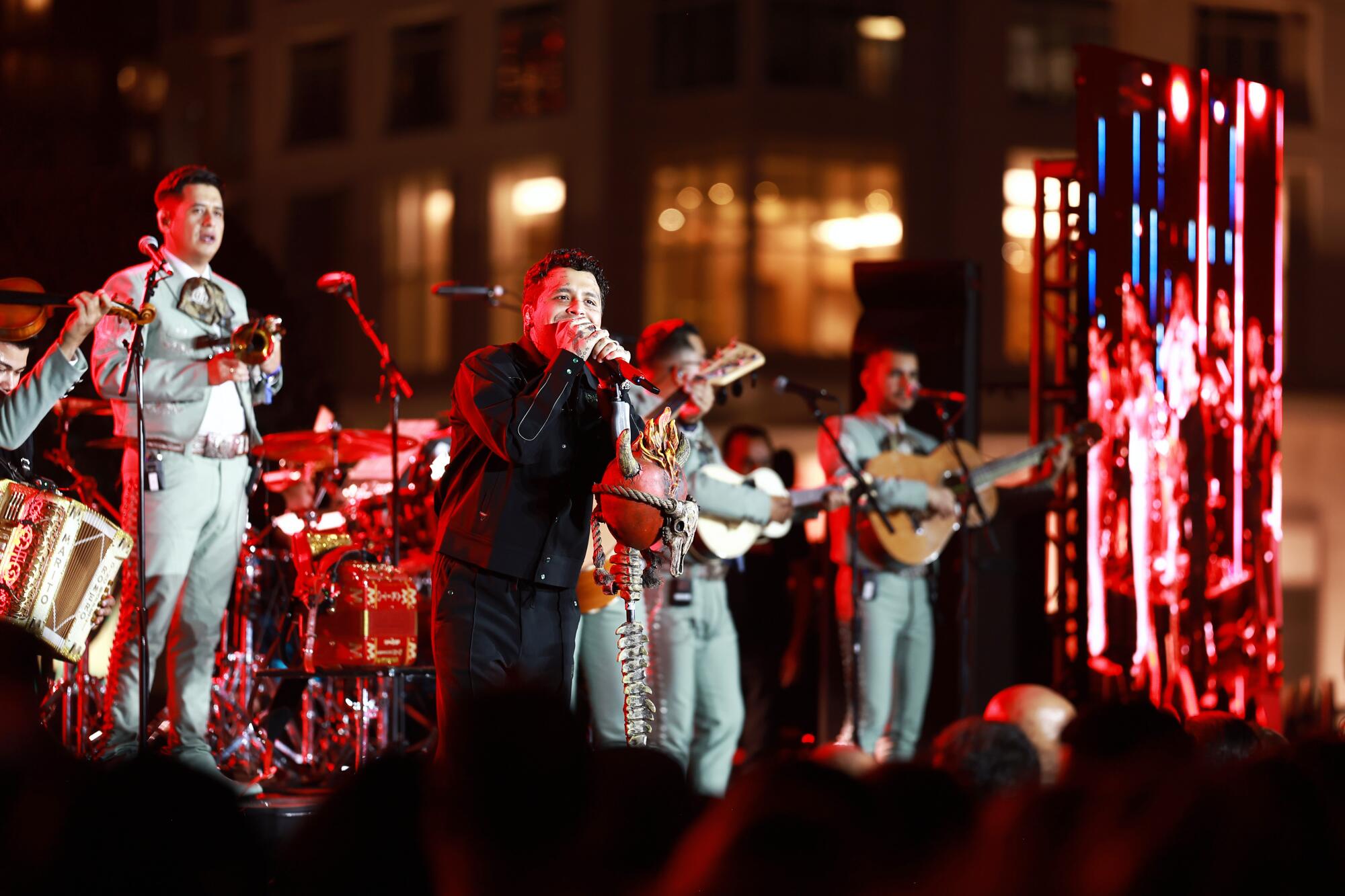 Christian Nodal estuvo acompañado de 18 músicos en la presentación de las Latin Grammy Acoustic Sessions 2024.