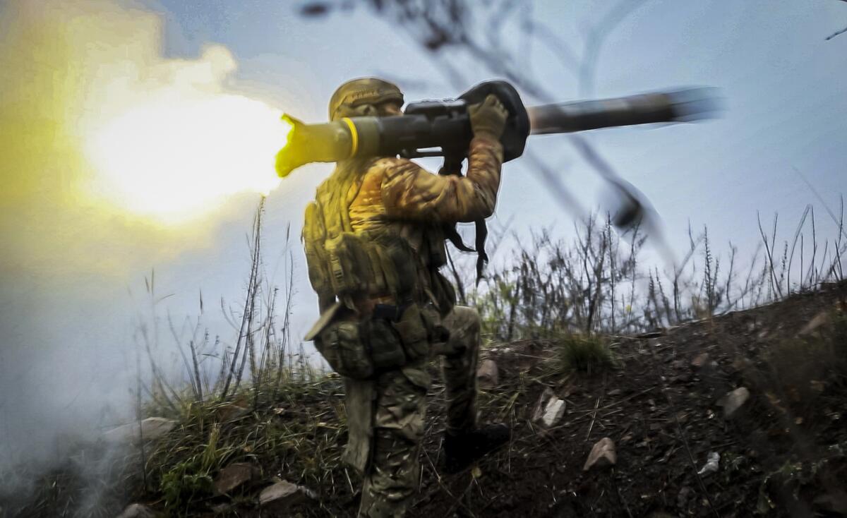 Un soldado ucraniano dispara un misil antitanque en una ubicación no revelada 