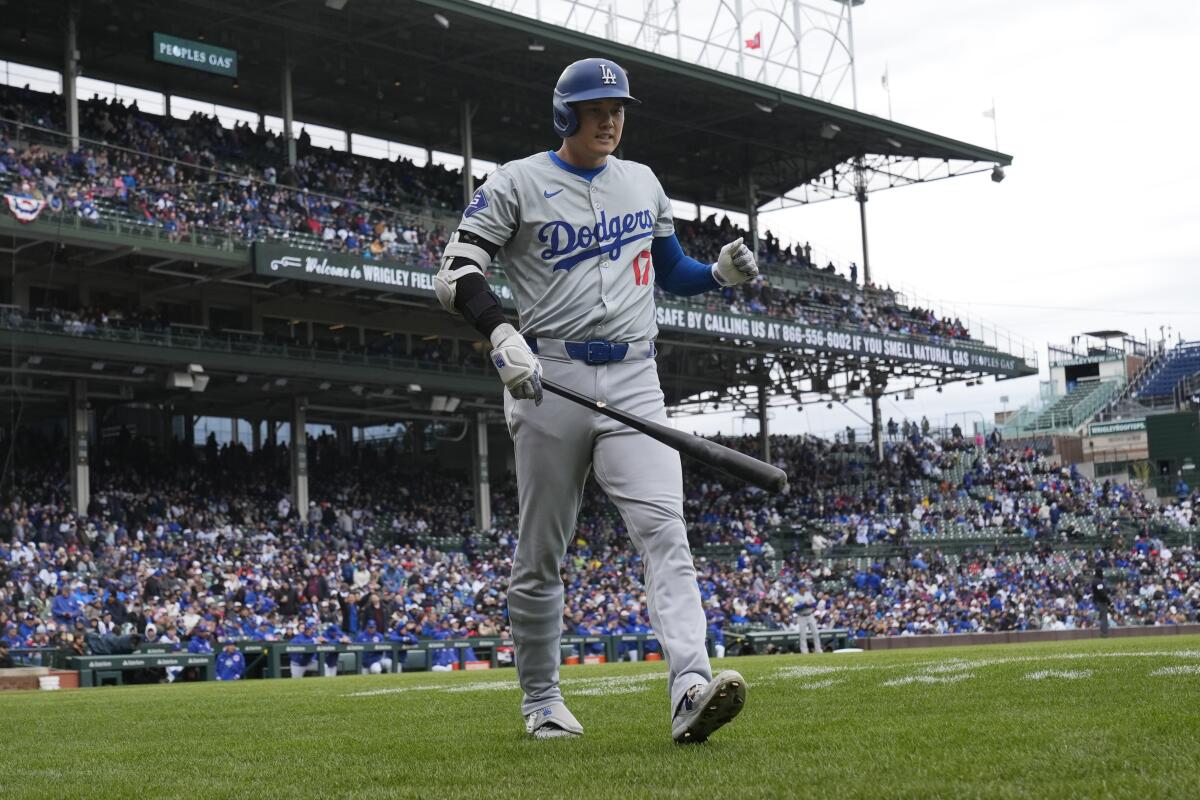 Dodgers'ın yıldızı Shohei Ohtani, ilk vuruşta Cubs'a karşı yaptığı vuruşun ardından sığınağa geri dönüyor.