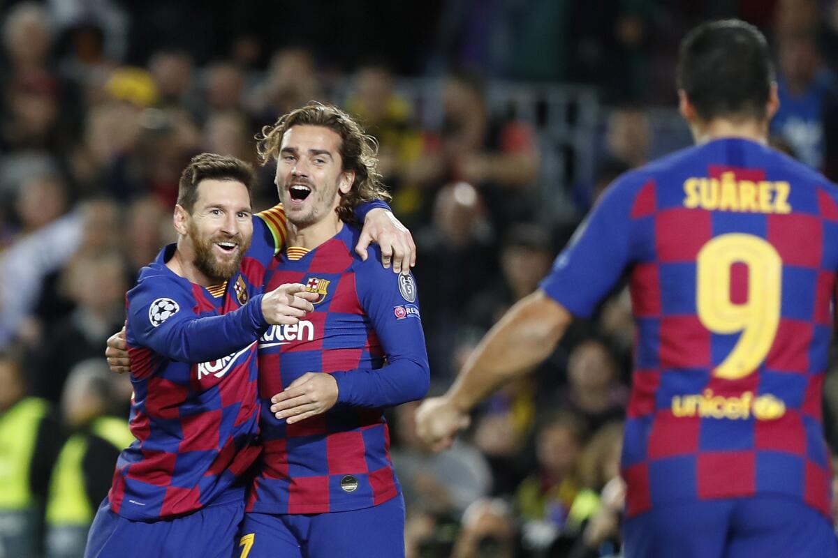 Lionel Messi (izquierda) festeja tras anotar el segundo gol del Barcelona junto a Antoine Griezmann (centro)