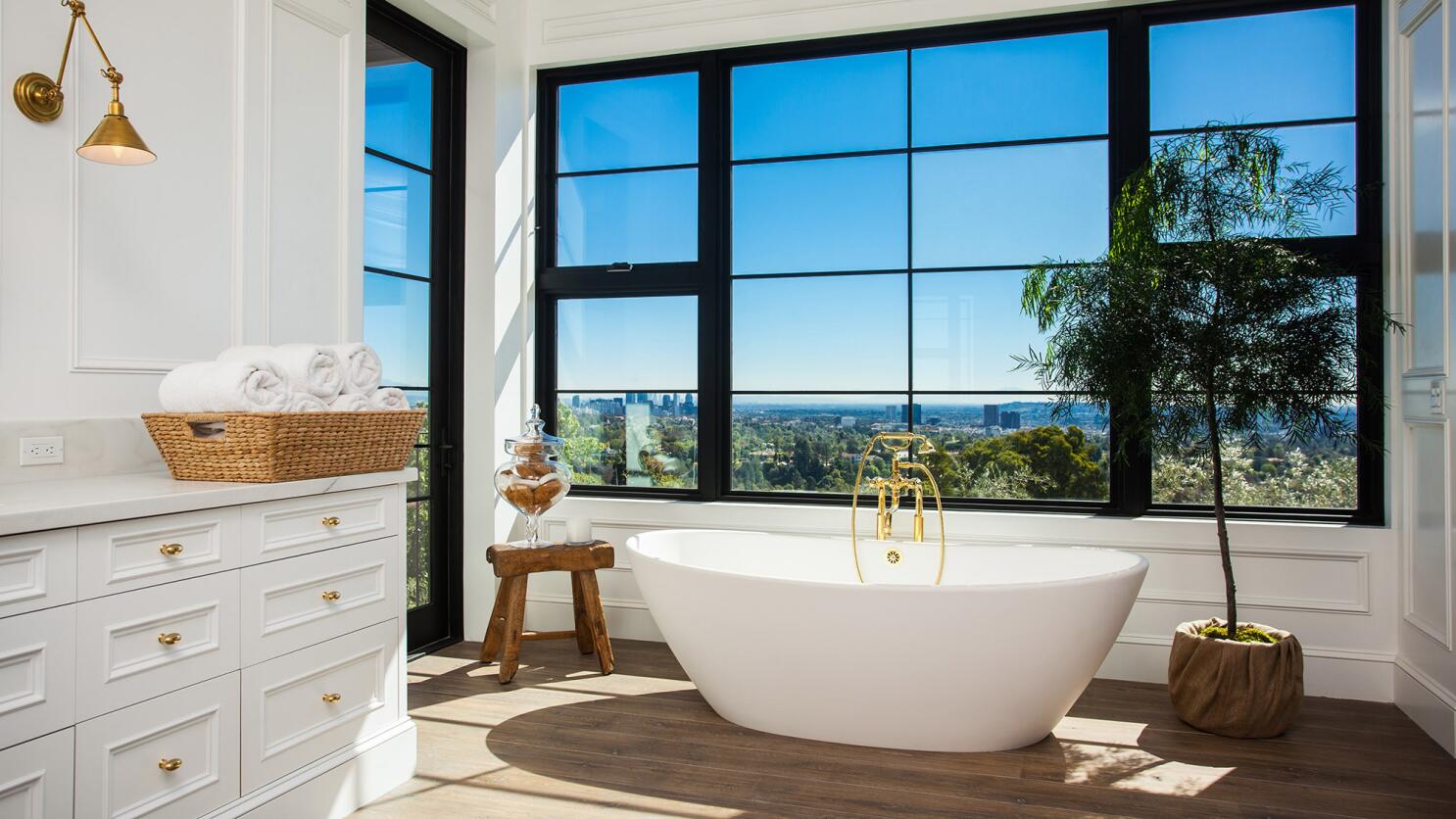 Bathtubs Make a Splash: The Return of Luxurious Soaking Experiences