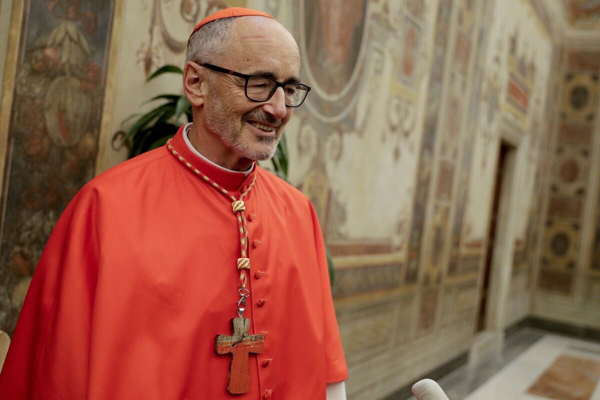 ARCHIVO - El cardenal Michael Czerny posa para los fotógrafos tras su elevación al cardenalato