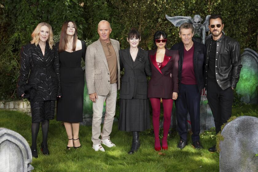 El reparto de la cinta "Beetlejuice Beetlejuice" posa para las cámaras el viernes 30 de agosto de 2024, en Londres. (Foto de Scott A Garfitt/Invision/AP)