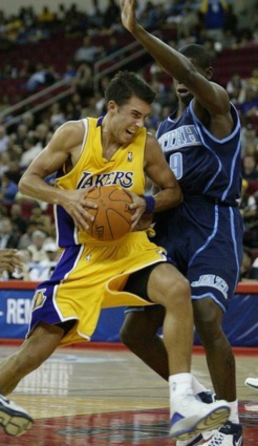 Former Lakers guard Sasha Vujacic signed a 10-day contract with the Clippers on Monday.