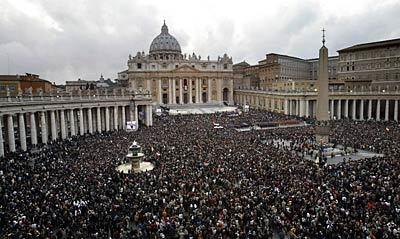 Crowd gathers on St Peter's Square