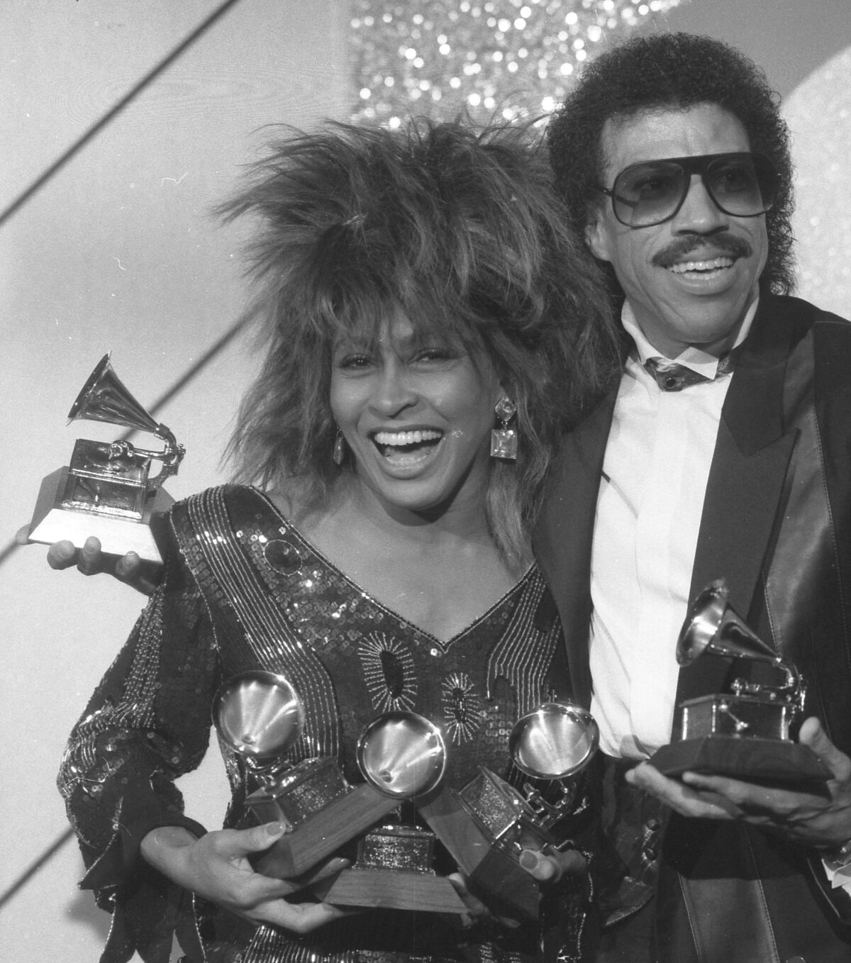 Tina Turner and Lionel Richie posing with their Grammy Awards