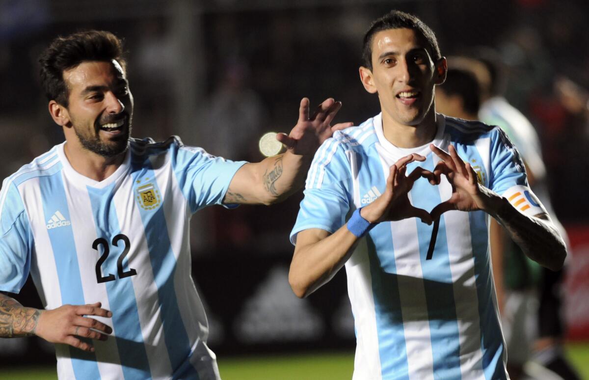 Angel di María festeja con su compañero de la selección argentina, Ezequiel Lavezzi,luego de anotar un tanto ante Bolivia en un partido amistoso.