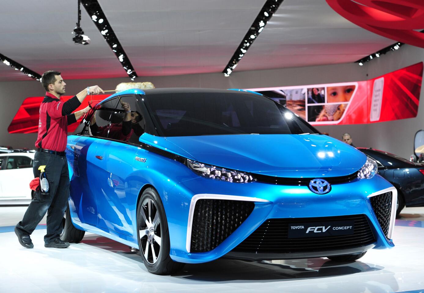 2015 Toyota hydrogen-fueled FCV concept car