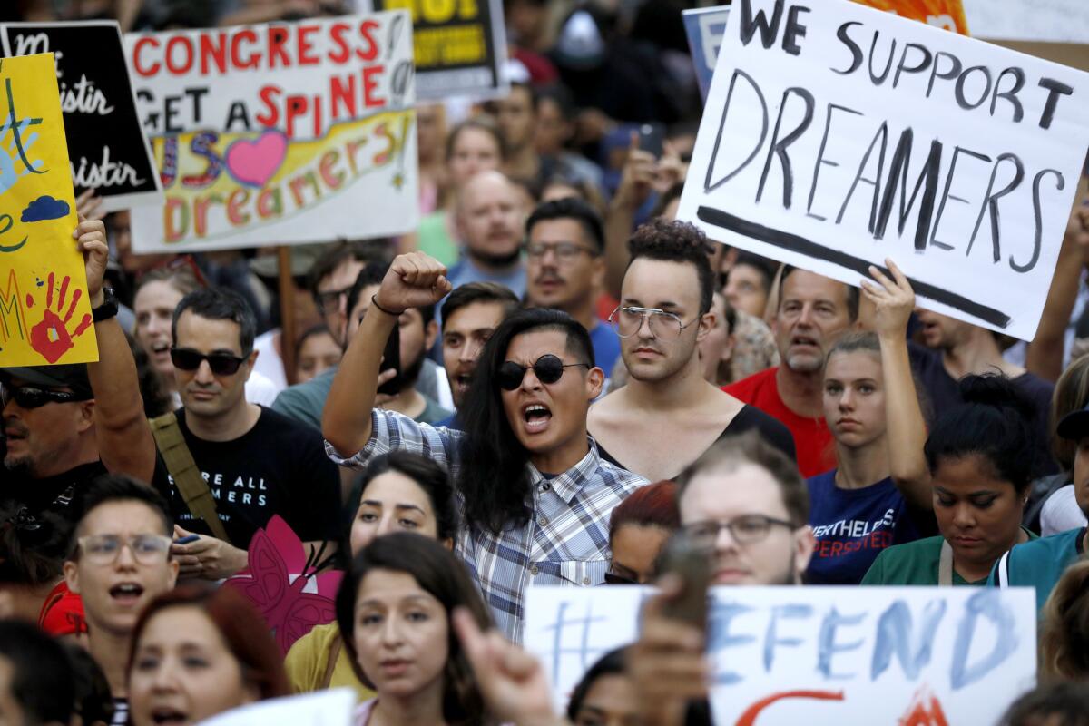 Un grupo de personas se reúne para manifestarse en contra de los cambios en la política de inmigración de Acción Diferida para las Llegadas de Niños (DACA) en el Ayuntamiento de Los Ángeles el 5 de septiembre de 2017.