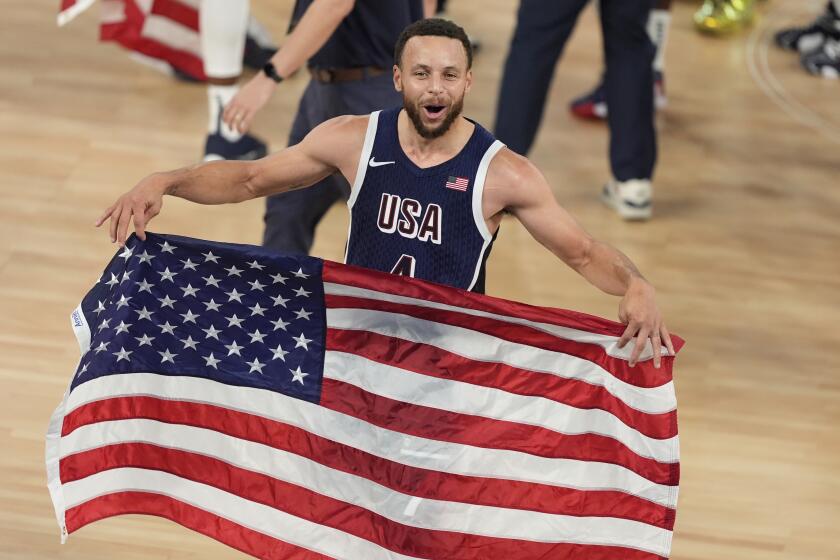 El estadounidense Stephen Curry (4) tras ganar la medalla de oro del baloncesto masculino de los Juegos Olímpicos con una victoria ante Francia, el sábado 10 de agosto de 2024. (AP Foto/Michael Conroy)