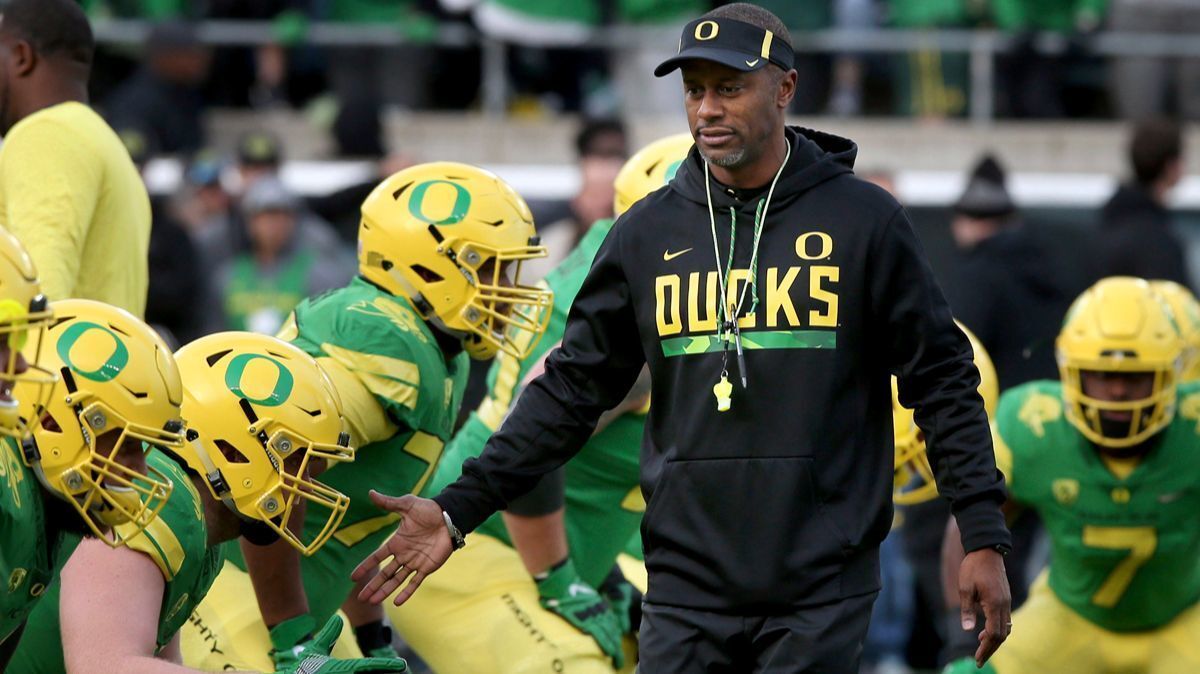 Former Oregon head coach Willie Taggart, center, greets players during warmups before a game against Arizona on Nov. 18.