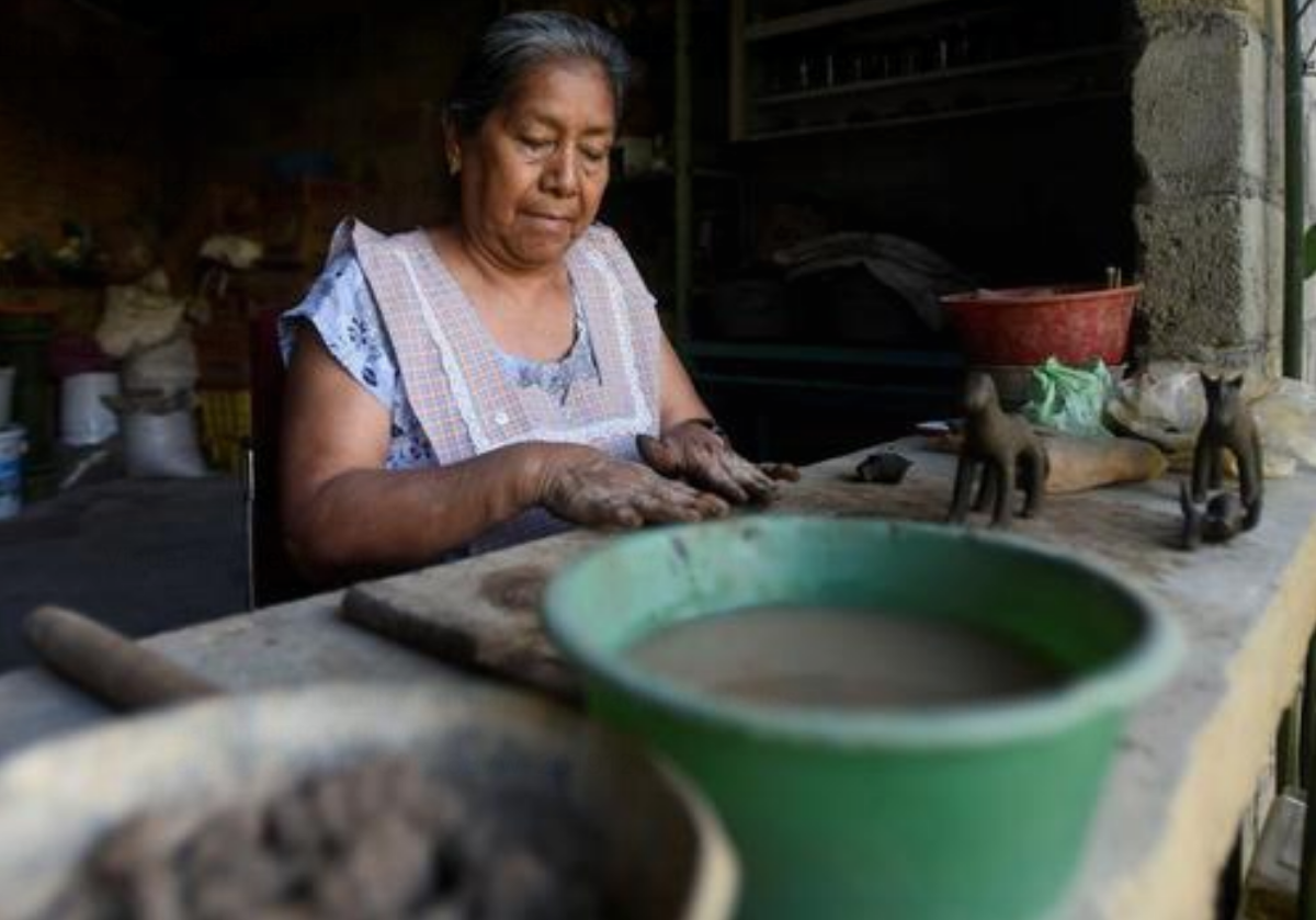 Fotografía fechada el 7 de diciembre de 2019, que muestra a la alfarera María del Refugio Reyes Hernández, mientras elabora figuras de nacimientos con barro en el municipio de Tlayacapán en el estado de Morelos. EFE/Tony Rivera