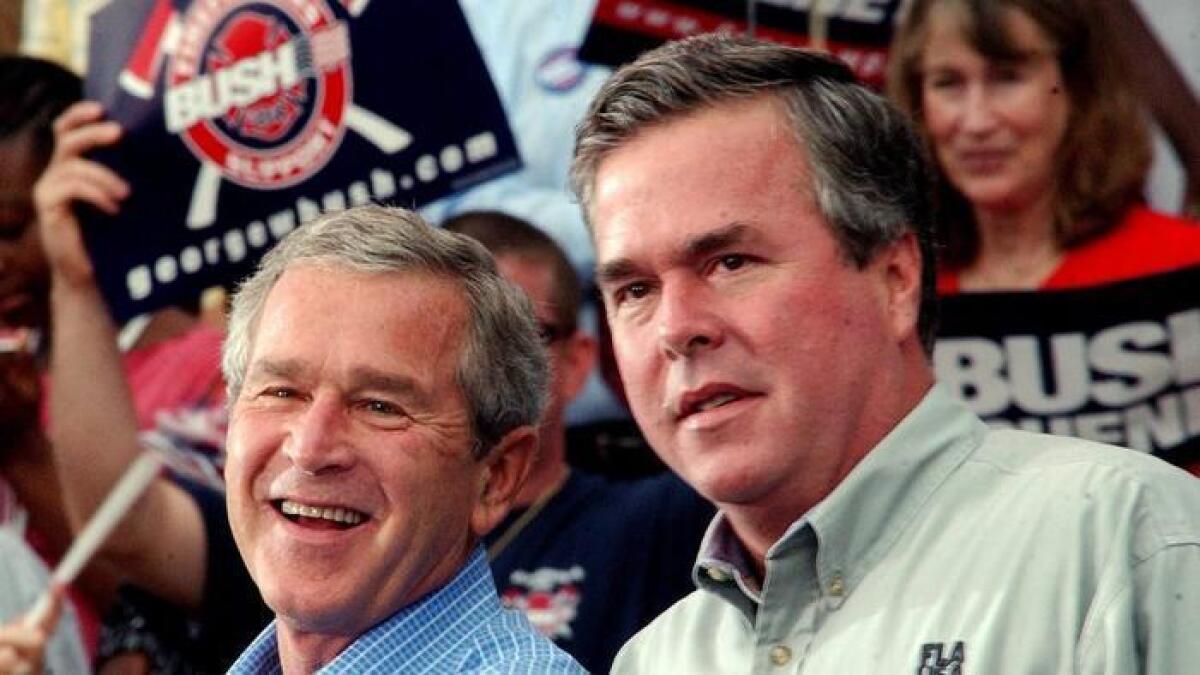 George W. Bush con su hermano Jeb Bush, a la derecha, en esta foto de archivo.
