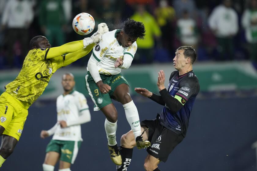 Endrick (centro), de Palmeiras, anota frente al arquero Moisés Ramírez, del Independiente del Valle, durante un partido de la Copa Libertadores, realizado el miércoles 24 de abril de 2024, en Quito (AP Foto/Dolores Ochoa)