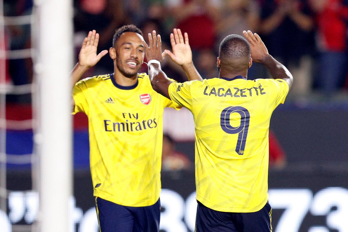 Los Angeles (United States), 18/07/2019.- Pierre-Emerick Aubameyang of Arsenal FC (L) and Alexandre Lacazette of Arsenal FC celebrate after Louis Poznanski (R) of FC Bayern Munich accidentally scored against his own team on a center by Pierre-Emerick Aubameyang of Arsenal FC during the match between FC Bayern Munich and Arsenal FC at Dignity Health Sports Park in Carson, California, USA, 17 July 2019. (Estados Unidos) EFE/EPA/ETIENNE LAURENT