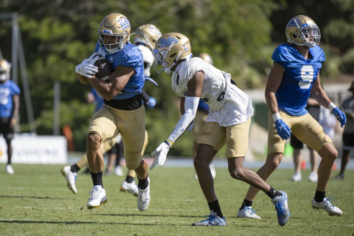 UCLA running back Zach Charbonnet carries the ball during the spring showcase April 23, 2022.