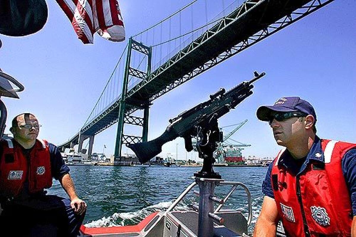 Un equipo de seguridad de la Guardia Costera pasa bajo el puente Vincent Thomas, de Los Ángeles. Cada mes, los equipos abordan y revisan entre 50 y 60 buques de carga que se dirigen al complejo portuario de Los Ángeles-Long Beach. Los que se niegan a proporcionar la información requerida son rechazados. (Richard Hartog / Los Angeles Times)