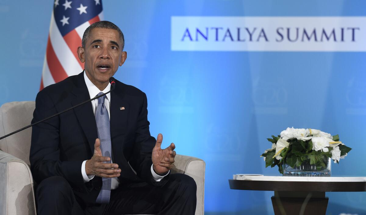 El presidente Barack Obama habla durante una conferencia de prensa en Antalya, Turquía, el domingo 15 de noviembre de 2015, en el macro de la cumbre del G20.