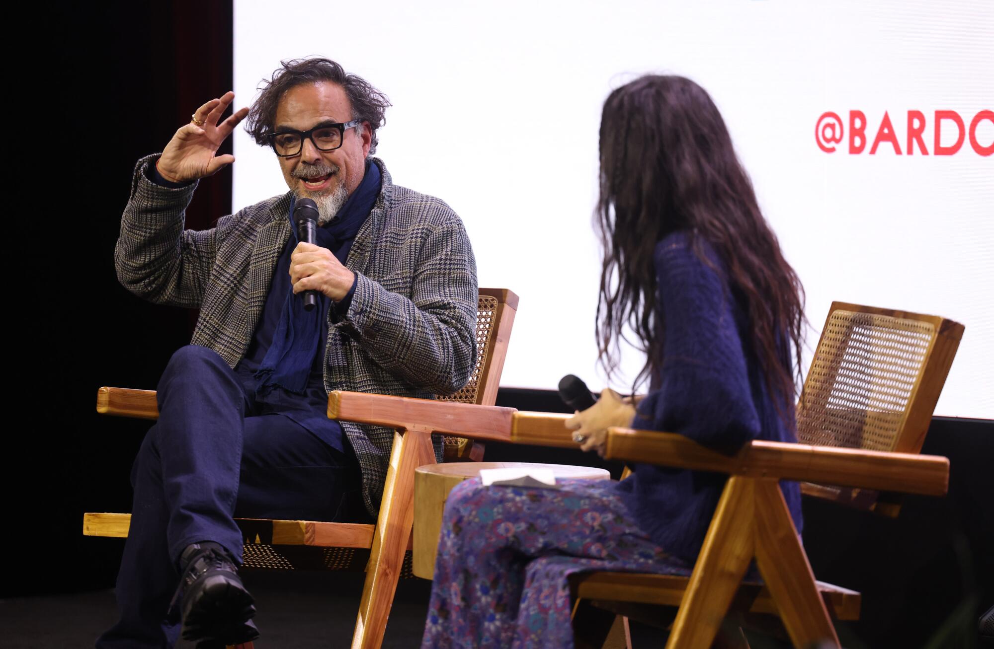Iñárritu al lado de Chloe Zhao en el panel principal.