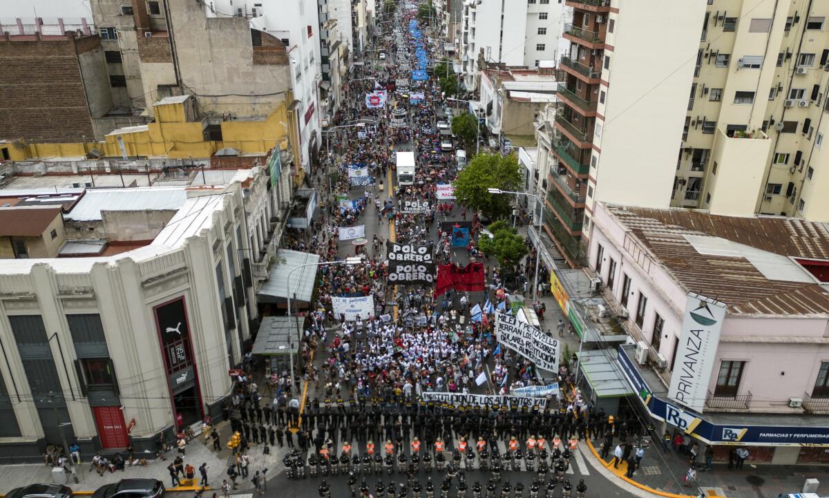 ARCHIVO - Las fuerzas de seguridad desplegadas frente a manifestantes 