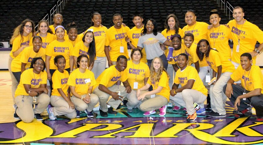 Entraîneur des Sparks Courtney Watson (au centre en T-shirt gris) avec des stagiaires en médecine sportive.
