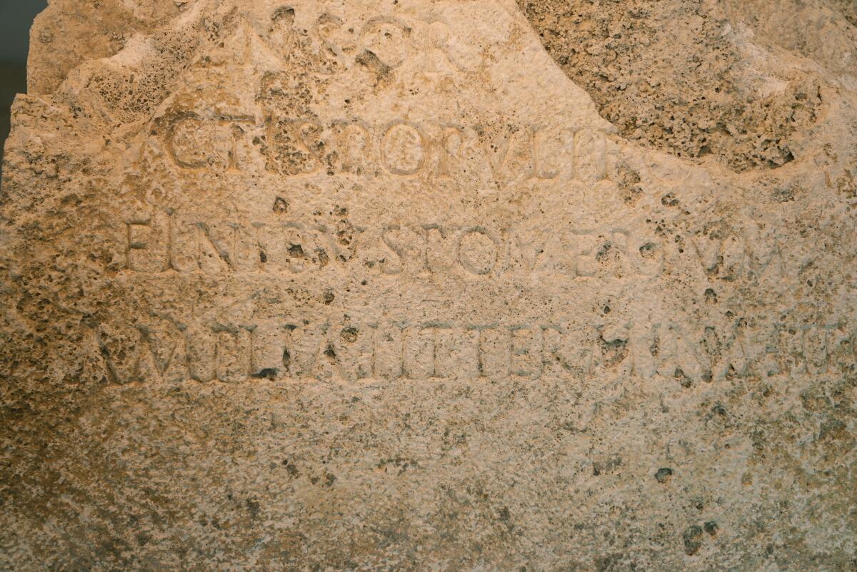 Un detalle de una piedra demarcatoria de la antigua Roma 