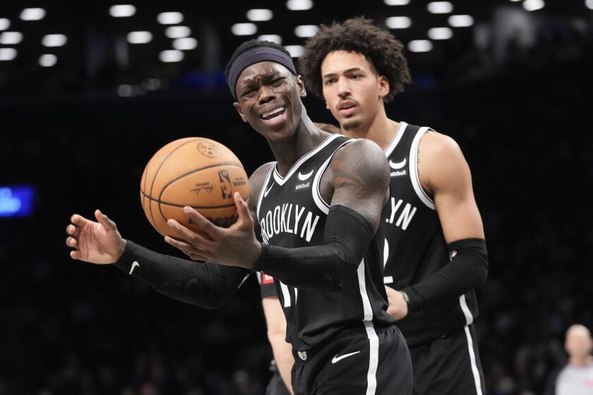 El alemán Dennis Schröder (adelante) y Jalen Wilson, de los Nets de Brooklyn, festejan durante el partido del miércoles 10 de abril de 2024, ante los Raptors de Toronto (AP Foto/Mary Altaffer)