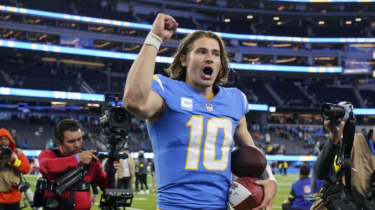 Justin Herbert's dart sets up game-winning field goal as Chargers top Titans