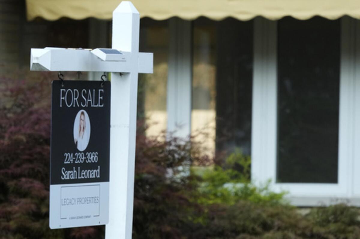 Un letrero que dice que una casa está en venta